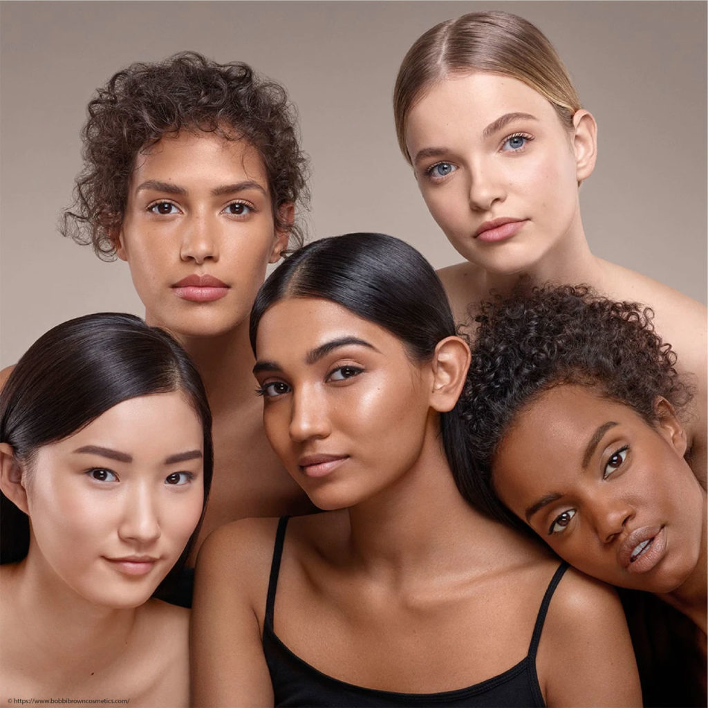 Analiza kolorystyczna. Na zdjęciu pięć twarzy kobiecych o różnym kolorze włosów i skóry. Zdjęcie utrzymane w naturalnej, cielistej kolorystyce. 
