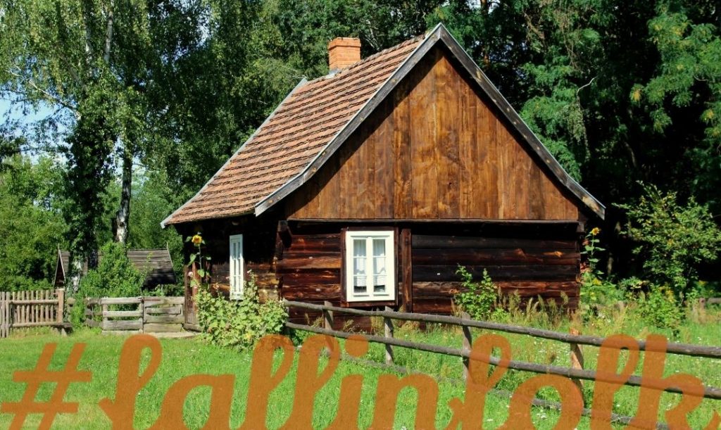 Folk - jak u babci. Zdjęcie drewnianej chatki z białymi oknami wśród zieleni. Na dole napis fallinfolk.
