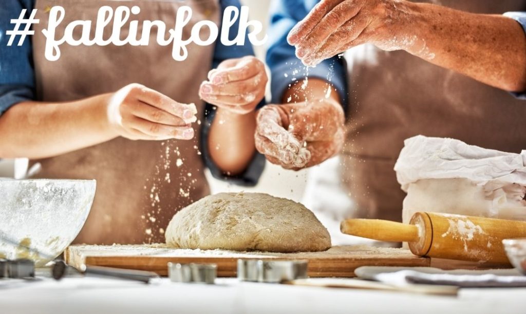 Folk to babcine przepisy. Zdjęcie przygotowywanego chleba przez młode i stare dłonie. Napis fallinfolk.