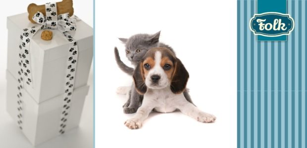 Pomysły na świąteczne prezenty dla psa i kota. Z lewej strony białe prezenty obwiązane wstążką z czarnymi śladami łapek psa lub kota. Na środku zdjęcie małego psa i kota. Logo Folk.