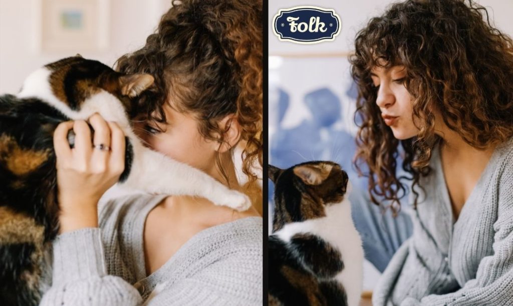 Trykanie głową. Dwa zdjęcia tej samej kobiety z kotem. Logo FOLK.