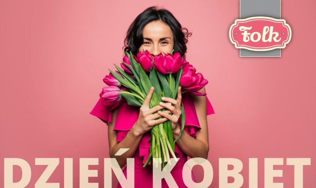 Dzień kobiet. Zdjęcie kobiety w różowej sukni, z bukietem różowych tulipanów w dłoniach. Na dole napis Dzień Kobiet. Z bo ku logo Folk.
