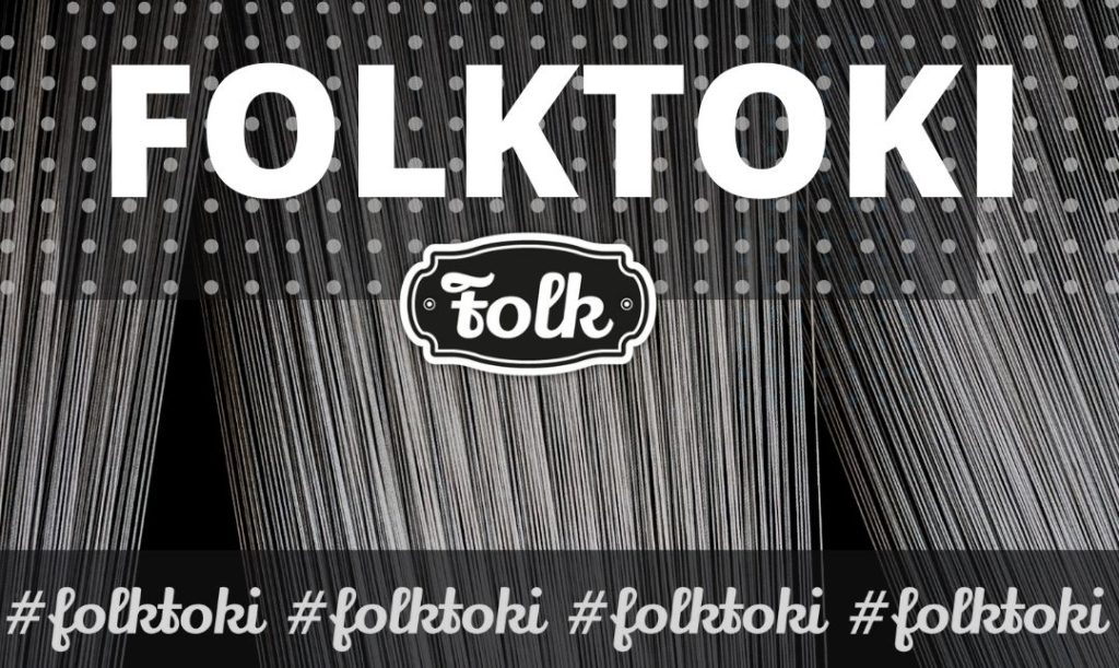 FOLKTOKI - dla Ciebie i o Tobie. Graficzny czaro-biały element pasków i kropek. Napis FOLKTOKI, #folktoki i logotyp FOLK.