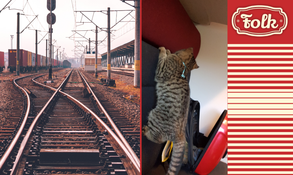 Podróżowanie pociągiem. Dwa zdjęcia. na jednym rozwidlające się tory, na drugim kot w przedziale pociągu. Element graficzny w paski. Logo FOLK.