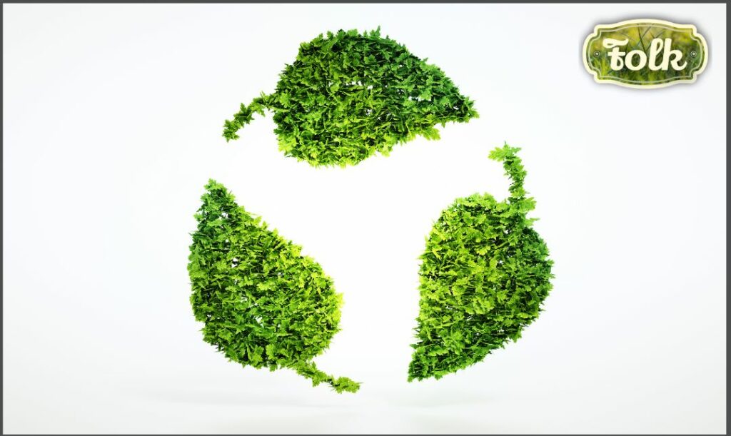 Nie jest trudno być EKO, Na białym tle zdjęcie symbolu recyklingu z zielonych drobnych liści. Po prawej stronie logo FOLK na zielonym tle z trawy.