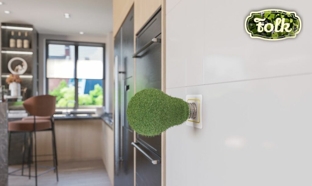 Oszczędność energii. Zdjęcie wnętrza mieszkania z symboliczną zieloną żarówką w kontakcie. Zielone logo FOLK. 