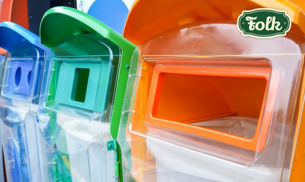 Zarządzanie odpadami. Zdjęcie trzech pojemników na śmieci w różnych kolorach.  Zielone logo FOLK. 